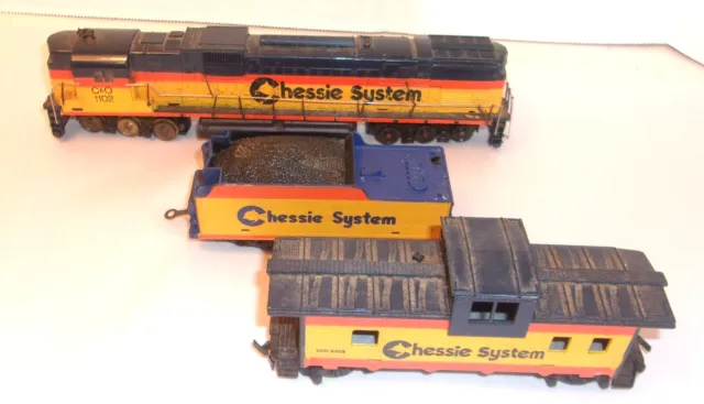 Mantua Tyco Ho Scale Locomotive Chessie System  # 1102  + Tender Caboose