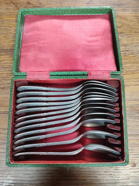 Coffret ERCUIS 12 cuillères à dessert argentées – Poinçon Centaure OE 18. Années début 1900 - Arts de la table