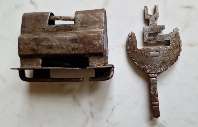Vieux Cadenas En Fer Forgé Avec Sa Clé – Objet Ancien Rare