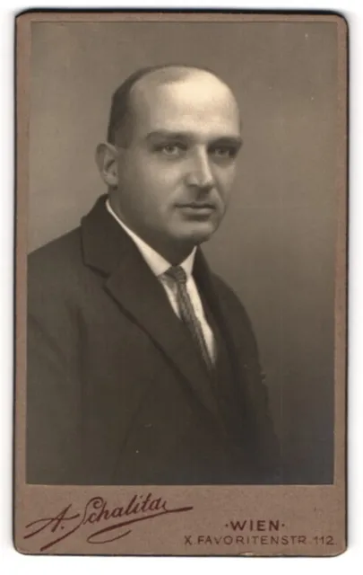 Photography A. Schalita, Vienna, portrait man in jacket with long tie