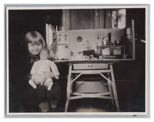 Mädchen mit Puppe & Puppenküche 1929 LKW Lebensmittel LATSCHA Altes Foto 1920er