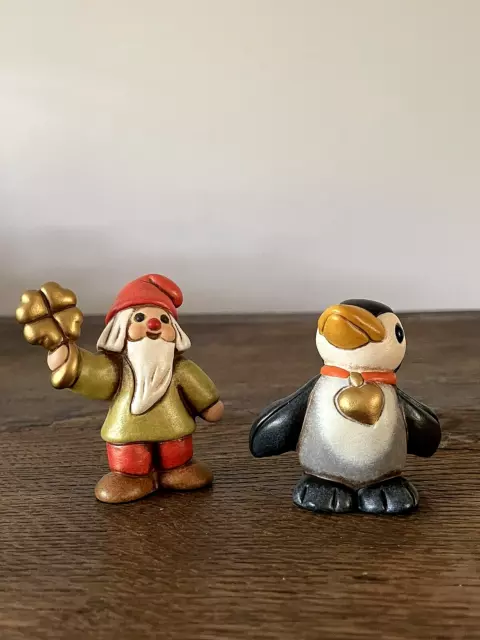Thun-Keramik Figuren, Pinguin und Zwerg, mehrfarbig, beide 7 cm hoch