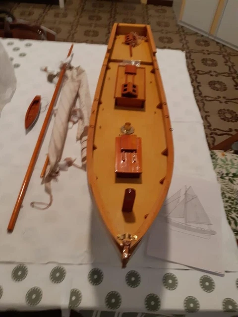 VELIERO IN MOGANO DA ESPOSIZIONE. 73X18 cm.