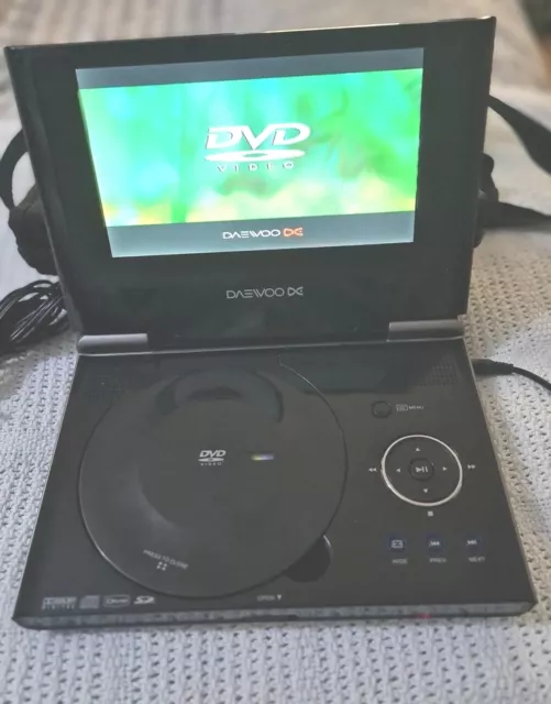 Portable DVD Player 7" Display DCP-7209PD With Remote, Charger, Case Daewoo