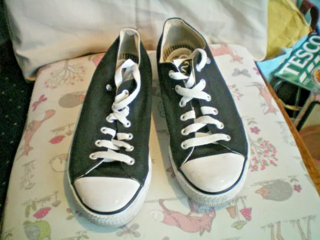 DUNLOP THE GREEN Flash Shoe Company Size 5 Black Pumps Trainers