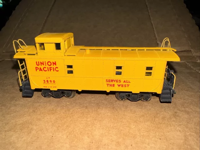 HO Scale Athearn Union Pacific Cupola Caboose UP #3890 Yellow