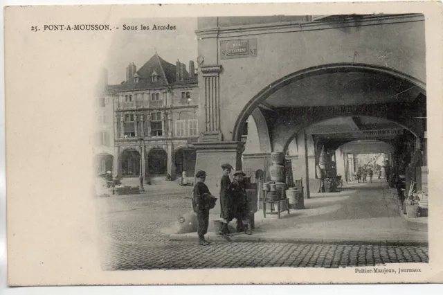 PONT A MOUSSON - Meurthe et Moselle - CPA 54 - la place Duroc - sous les arcades