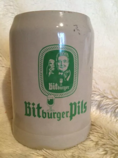 Krug 🥂 Bitburger Pils Bier Brauerei 0,5L Steingut keramik grün geritzt NUR DEKO