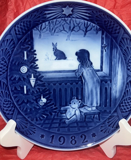 Royal Copenhagen Christmas Plate JULE AFTER  1982