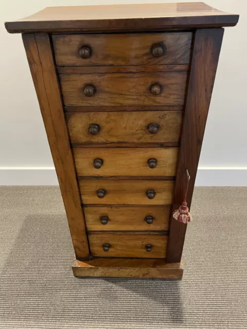 Victorian Figured Walnut Wellington Chest Of Drawers With 7 Graduated Drawers