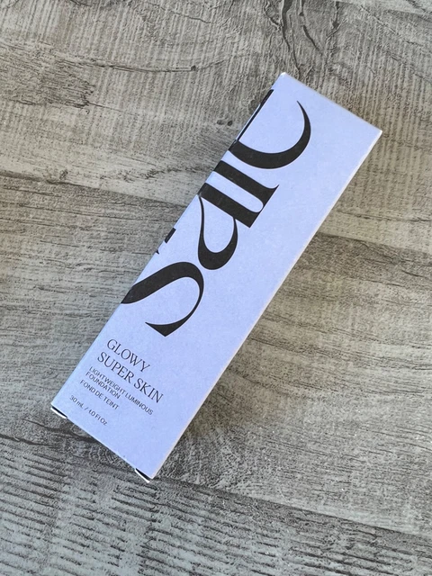 Nueva en caja Base de suero ligero súper piel brillante Saie - 10 - 1,0 oz auténtica