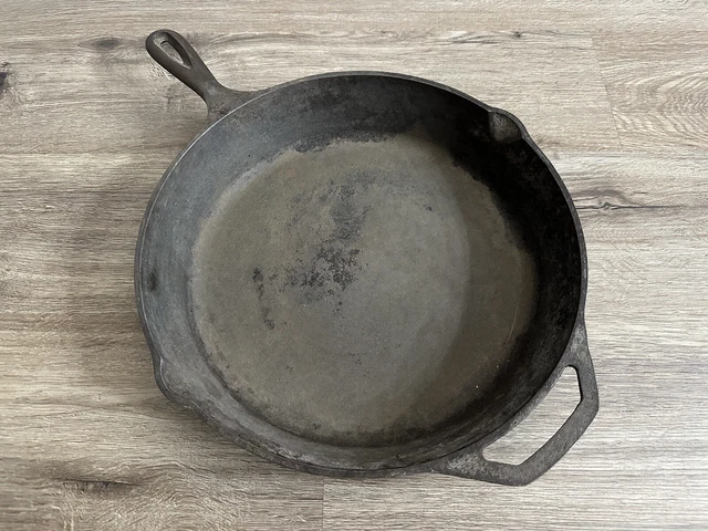 Vintage Lodge 10SK Large 12” Heavy Cast Iron Skillet Pan W/ 2 Spouts USA