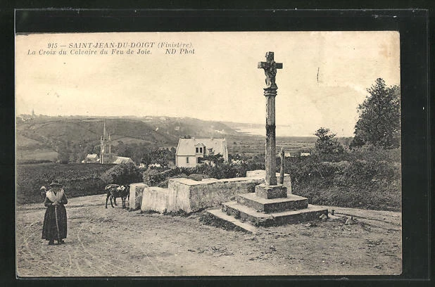 CPA Saint-Jean-du-Doigt, The Cross of Calvary of the Fire of Joy