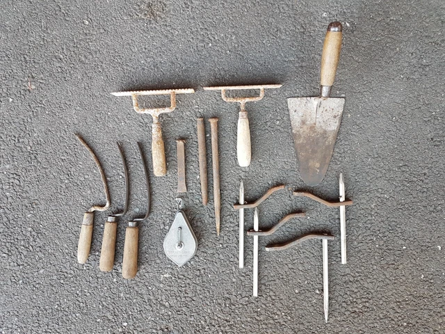 Lot ancien outil maçonnerie carreleur truelle joint burin craie traceur chantier
