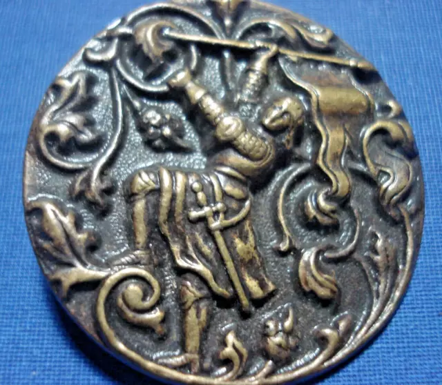 ANCIEN GROS  BOUTON  en  laiton* JEANNE D'ARC * 37 mm