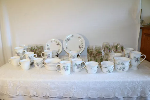 PFALTZGRAFF GRAPEVINE USA 60 Piece Set 15 Piece Place Setting Service for 4 PFALTZGRAFF GRAPEVINE USA 60 Piece Set 15 Piece Place Setting Service for 4