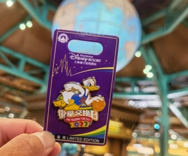 Disneyland 2022 shanghai disney pin trading day Donald duck LE