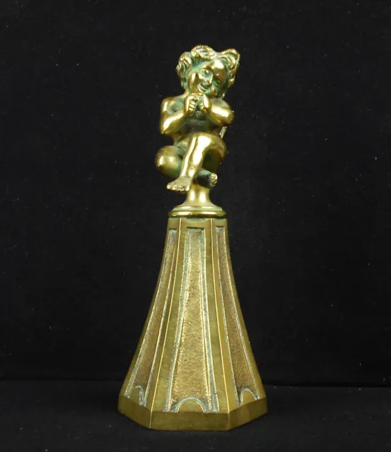 Angelot rieur ou moqueur sur son piedestal bronze XIXe Laughing Angel sculpture