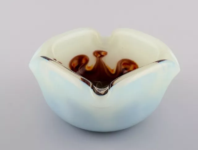 Murano bowl in mouth blown art glass with spiral design. Italian design, 1960's.