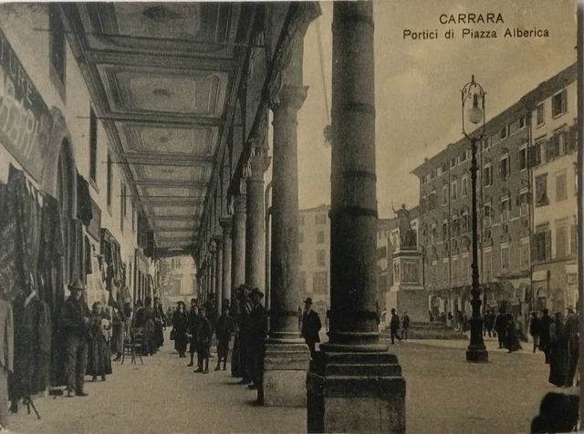 Cartolina Carrara  - Massa Carrara - Portici Di Piazza Alberica Animata Fp