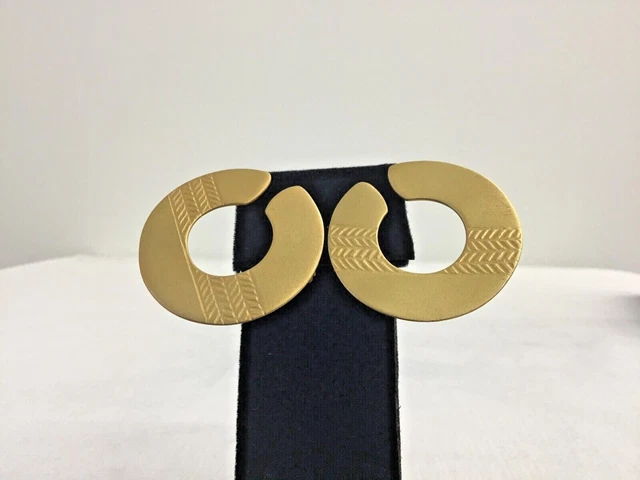 Vintage Signed Ben Amun Matte Gold Tone Detailed Open Circle Clip On Earrings