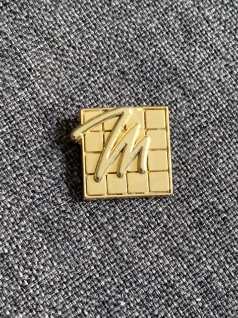 Pin’s M doré Marionnaud