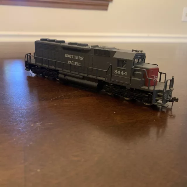AHM  HO Scale SD-40 S.P. Southern Pacific 8444 Locomotive Flywheel Drive