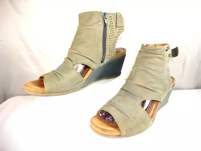 Earth Sweetpea Olive Green Leather Sandals  Peep Toe Wedge Heels Women's Sz 9.5