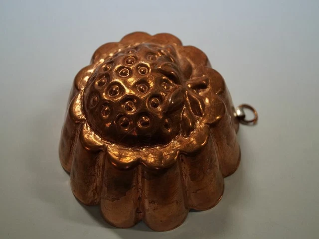 n16) Alte kleine Kupfer Backform Puddingform Form Erdbeere Dekor Rund Ø ca. 10cm