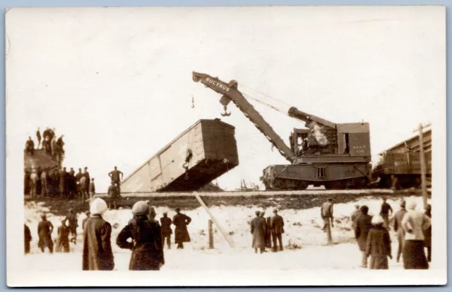 Postcard RPPC Milwaukee WI C&NW Train Wreck Bucyrus Crane Lifts Boxcar 1914 A78