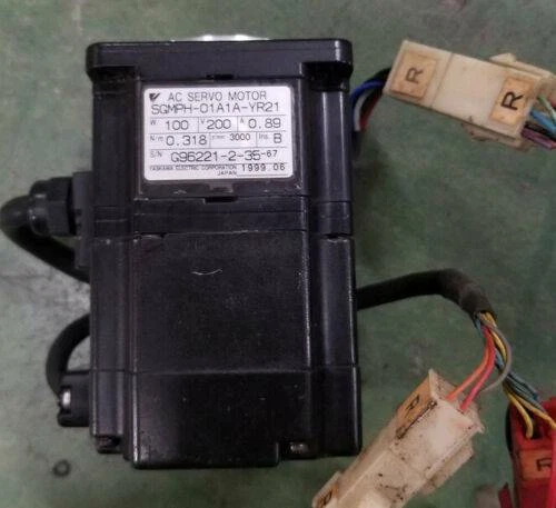 USATO servomotore Yaskawa SGMPH-01A1A-YR21 testato buono