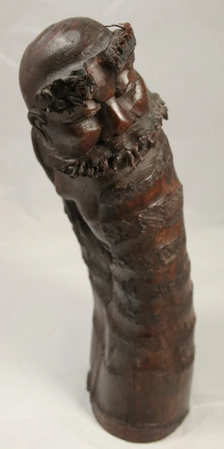Intaglio legno scuro asiatico possibilmente radice di bambù uomo barbuto cinese curvo fallico