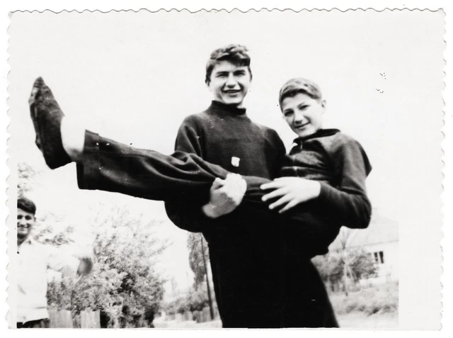 WEIRD FUNNY Vintage gay int photo handsome guys affectionate young man +4016