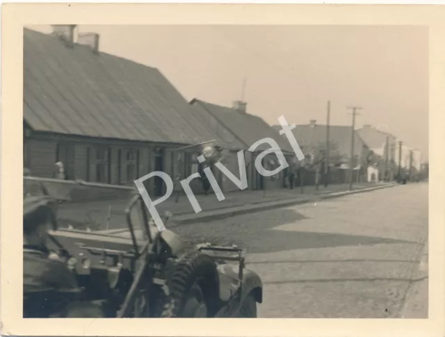 Foto WK II Wehrmacht Vormarsch Fahrzeuge kleines Dorf Ostfront L1.95