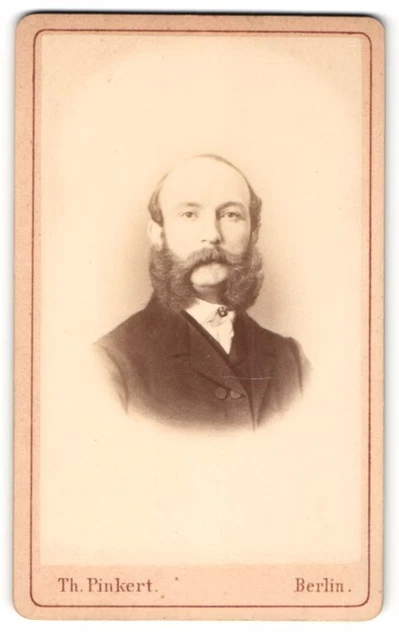 Fotografie Th. Pinkert, Berlin, Portrait edler Herr mit Kotelettenbart