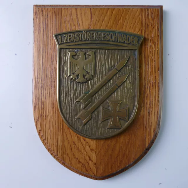 Messingwappen auf massiver Eiche ca. 850g 1.Zerstörergeschwader To-6133