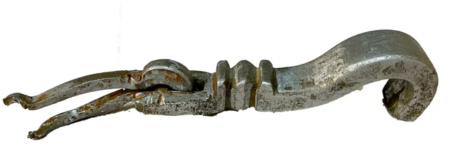 Antigua aldaba de hierro forjado.Se trata de una pieza datada del gótico, siglo
