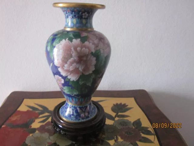 Cloisonné Vase - florales Dekor und Schmetterling - mit Sockel - 20x11,5 cm