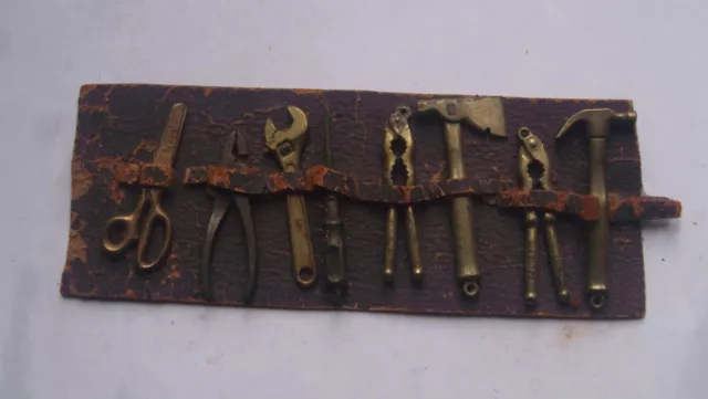 Panoplie ancienne :  8 Outils miniatures en laiton rangés sur pochette en cuir