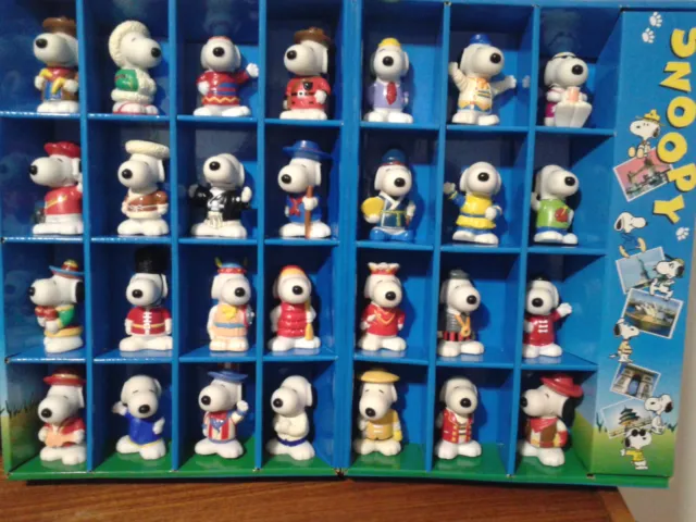 Snoopy Collectable Box  Around the World 28 figures