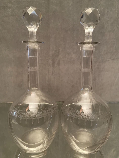 Paire de carafes en cristal à décor gravé fin XIXe début XXe