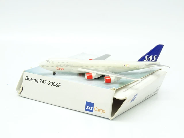 DELTA AIR LINES Scale 1-400 model Diecast Boeing B777-200 N865DA