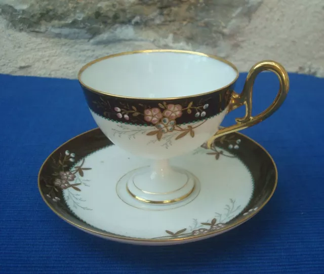 V60 Tasse sur Pied et Coupelle Porcelaine Décor Emaillé Fleurs Piédouche XIXe ?