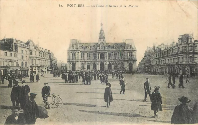 86  Poitiers  La Place D'armes Et La Mairie  82