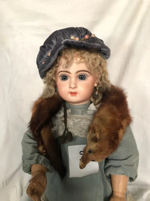 Ancienne Poupee  Porcelaine Bouche Fermee Jumeau Collection  Doll