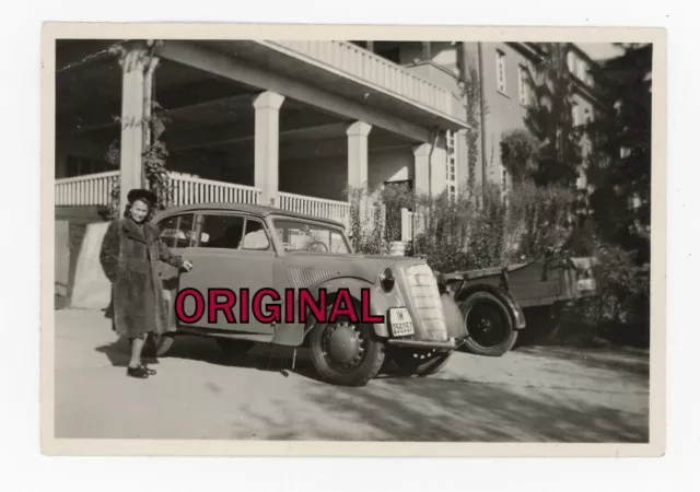 Orig Foto 1943 Frau posiert mit Auto Opel Olympia aus Suhl Schleusingen