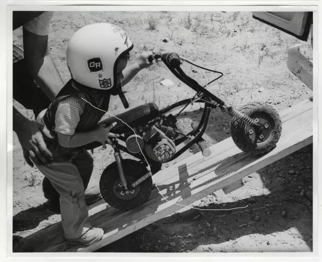 25x20cm Orig Foto 1971 Junge mit 2,5 Jahren auf seinem Motorrad photo D