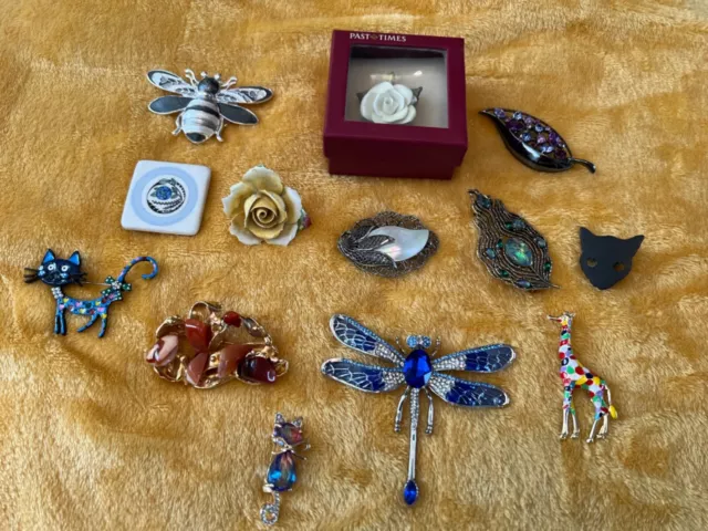 Job lot of modern and vintage broaches