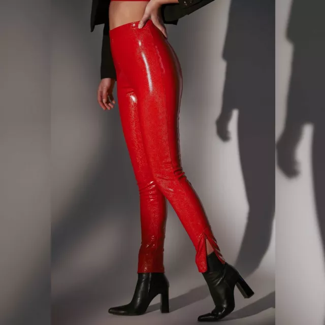 Patrice Catanzaro, Jill, Pantalon sexy en vinyle rouge aspect reptile