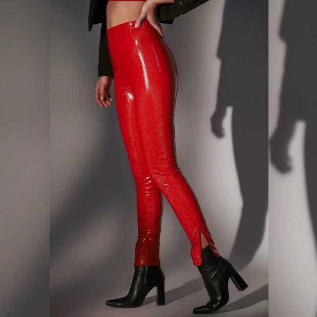 Patrice Catanzaro, Jill, Pantalon sexy en vinyle rouge aspect reptile